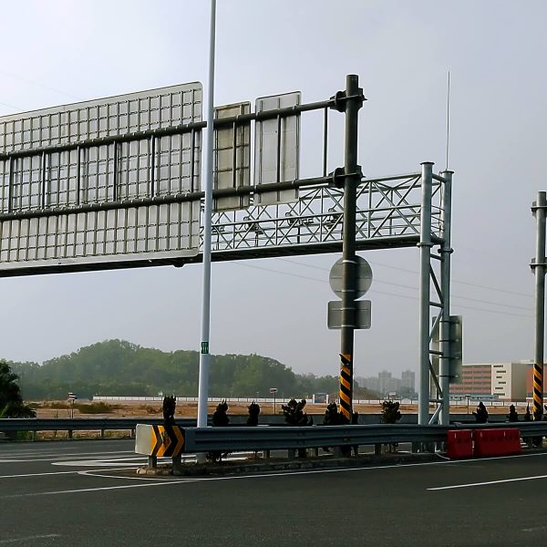 Traffic facilities gantry