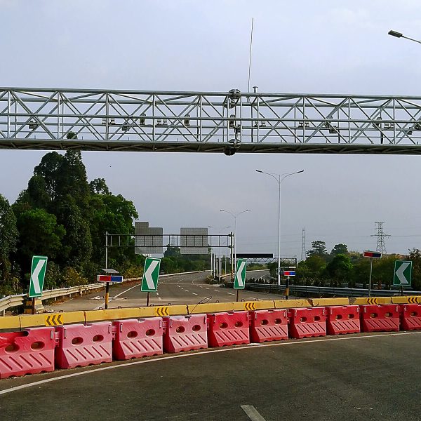 Transportation facility gantry frame