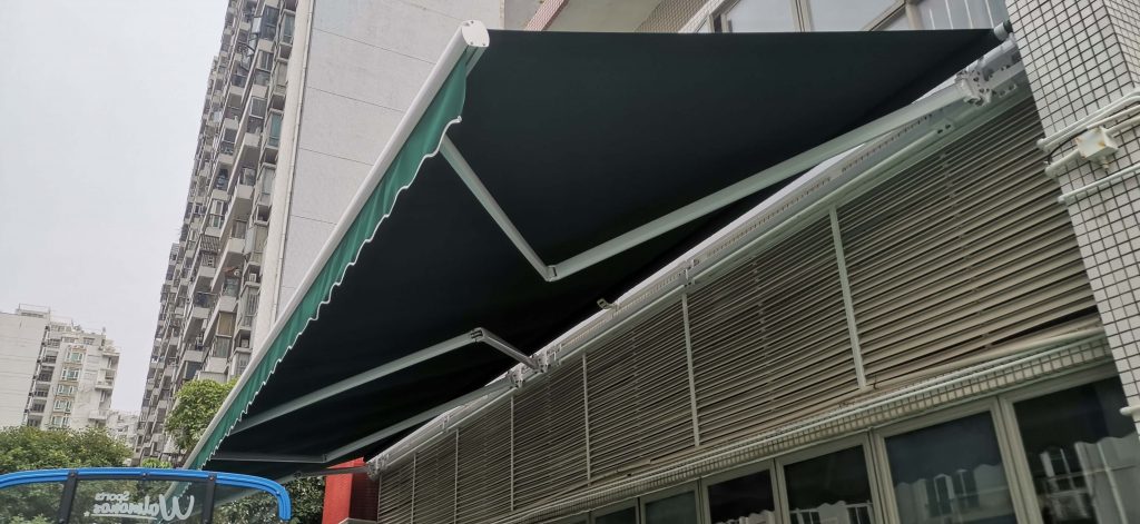 Electric retractable awning